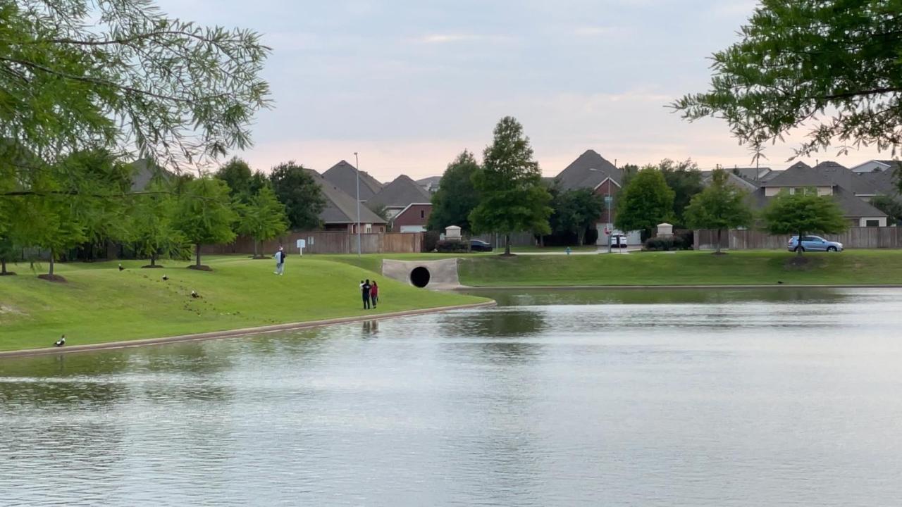 2 Bedrooms Waterfront View Home Katy Exterior photo